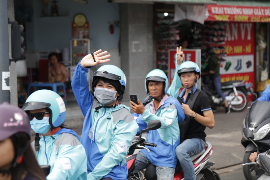 Trước giờ Uber bị “xóa sổ”, hàng trăm tài xế làm điều này - 13