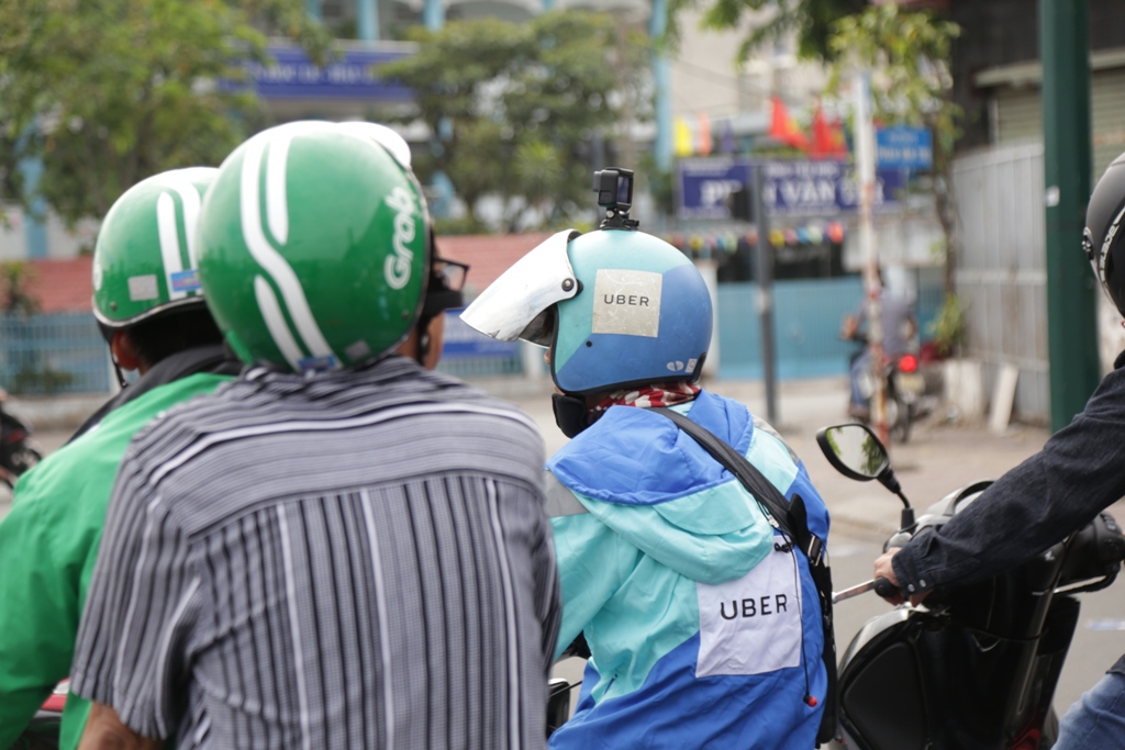 Trước giờ Uber bị “xóa sổ”, hàng trăm tài xế làm điều này - 14