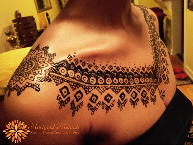 Vẽ Henna thường là những mẫu họa tiết nhỏ xíu, tạo nên sự logic về mặt hình ảnh với sự đồng đều mà các nghệ nhân muốn thể hiện nó.