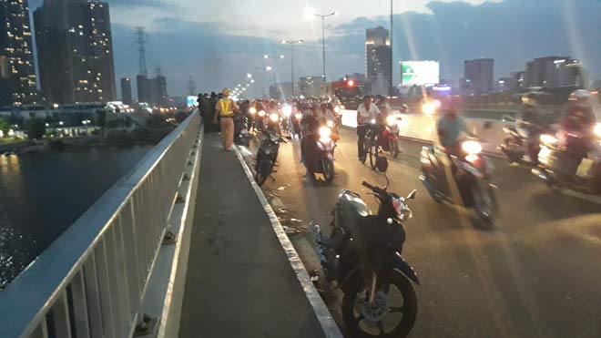Anh khóc gào chứng kiến em trai “phi thân” xuống sông Sài Gòn - 1