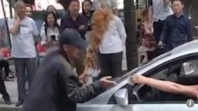 Video: Người đàn ông dùng chổi chặn xe để xin tiền mua rượu - 1