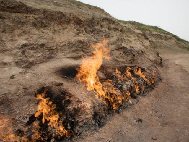 Du lịch - Bí ẩn ngọn núi âm ỉ cháy suốt 2000 năm