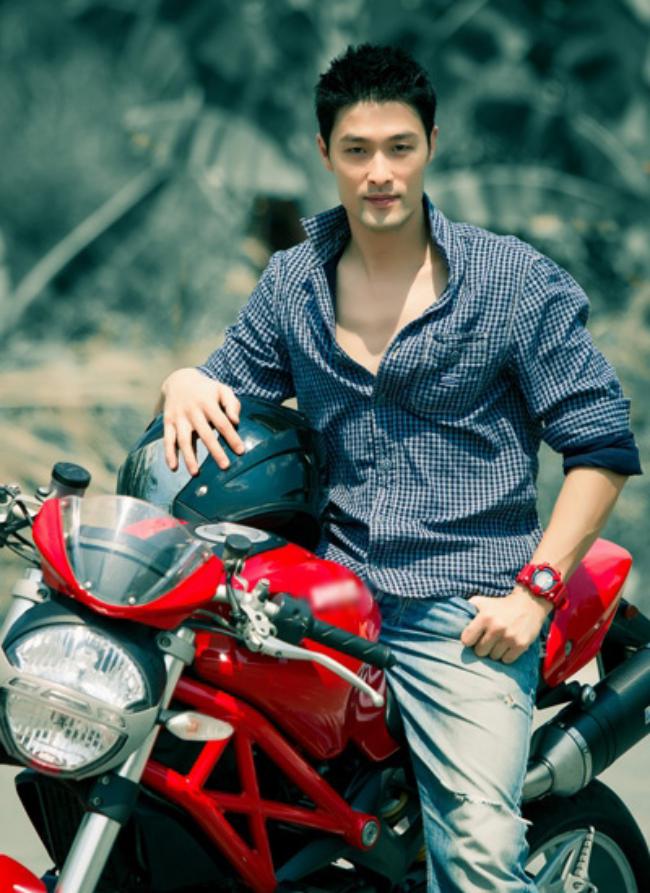 Ở tuổi 44, sau hơn 10 năm gia nhập showbiz, Johnny Trí Nguyễn đã thay đổi&nbsp;nhan sắc rõ rệt.&nbsp;