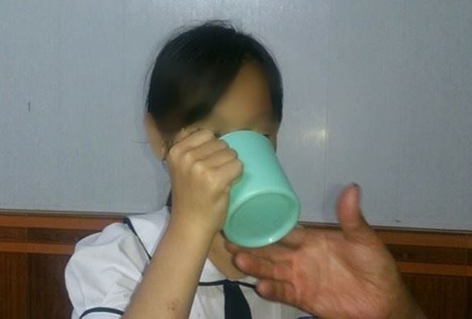 Vì sao mẹ cô giáo bắt học sinh uống nước giặt giẻ lau &#34;giằng co&#34; kết quả xét nghiệm? - 1