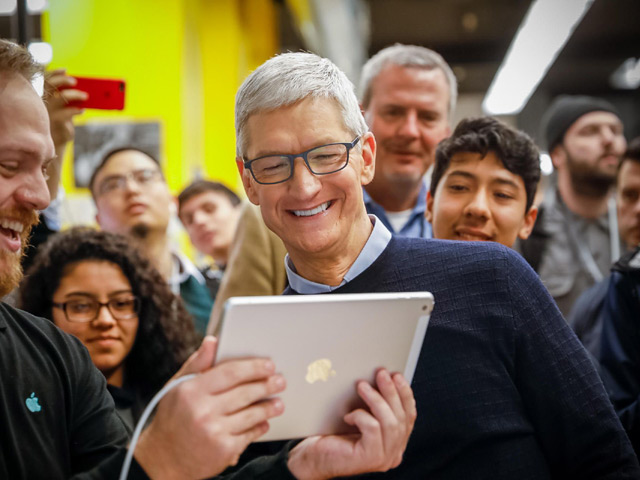 Công nghệ thông tin - Tim Cook đang thu hút truyền thông như thế nào?