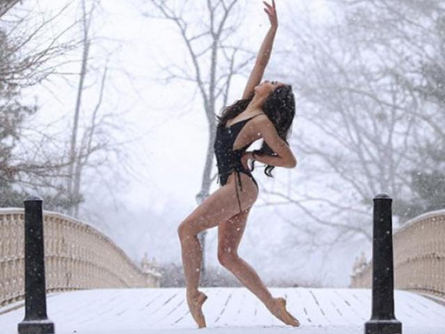 Bí quyết làm đẹp - Người đẹp Trung Quốc uốn mình gợi cảm dù giữa đường, hay khi tuyết rơi