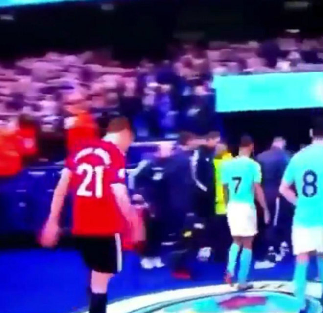 SAO MU nghi sỉ nhục Man City: Triệu fan ủng hộ, đòi thưởng hợp đồng trọn đời - 1