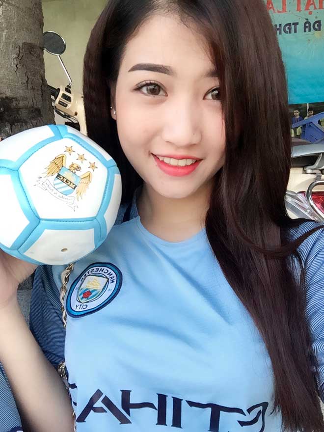 Hot girl Mỹ Trinh định “gây sốc” nếu Man City hạ Liverpool đi tiếp Cúp C1 - 1