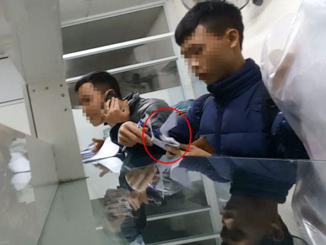 Tin tức trong ngày - Đình chỉ 3 cán bộ hải quan có hình ảnh nhận tiền "bôi trơn"