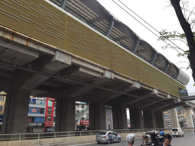 Bình khí phi như tên lửa, đâm xuyên ô tô trên phố Hà Nội - 3
