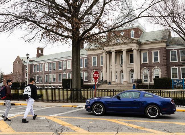 Nỗi khổ không ai thấu hiểu của con nhà giàu lái siêu xe đi học - 1