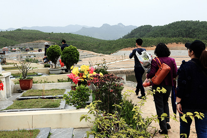 Đốt "thẻ ATM, iPhone"… cho tổ tiên dịp Tết thanh minh - 2