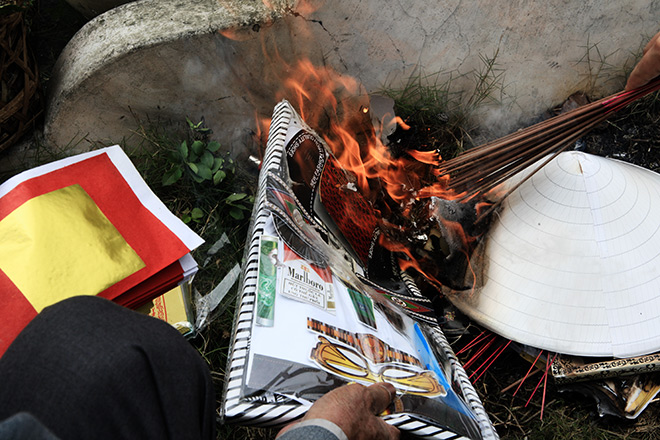 Đốt "thẻ ATM, iPhone"… cho tổ tiên dịp Tết thanh minh - 10