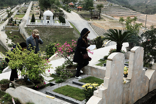 Đốt "thẻ ATM, iPhone"… cho tổ tiên dịp Tết thanh minh - 5