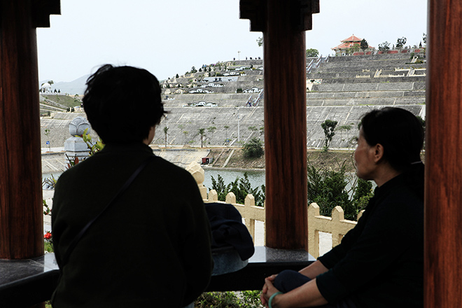 Đốt "thẻ ATM, iPhone"… cho tổ tiên dịp Tết thanh minh - 12