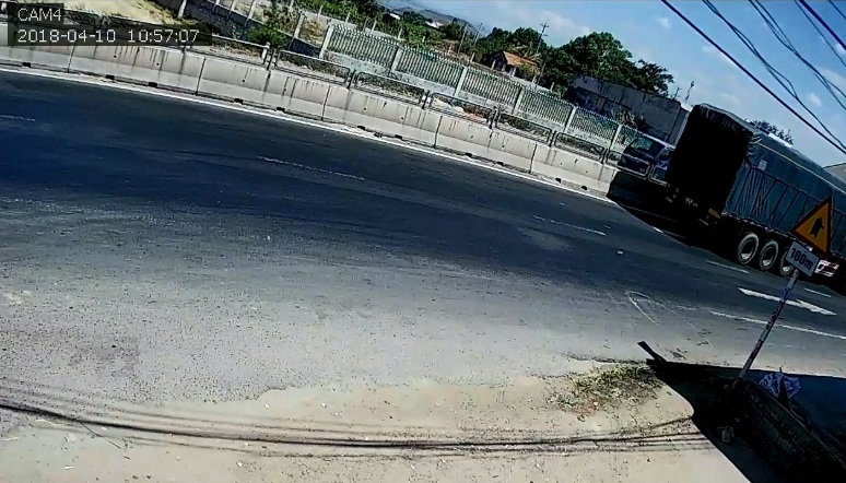 Clip xe tải tông kinh hoàng xe đầu kéo trên Quốc lộ, một người tử vong - 2