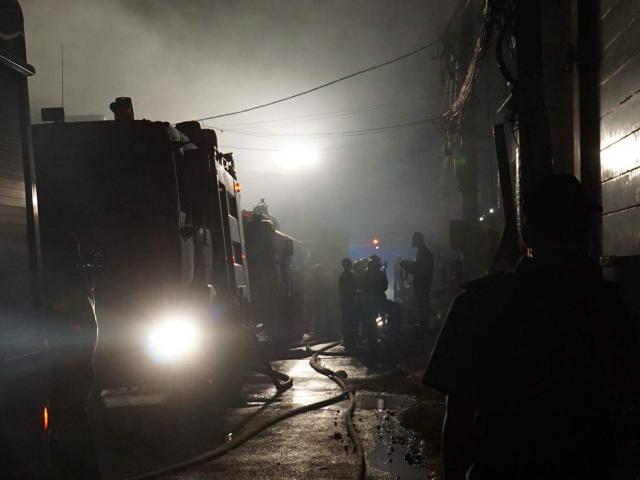 Hàng trăm lính cứu hỏa vật lộn với đám cháy xưởng bánh kẹo rộng gần 2.000m2