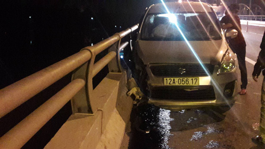 Người đàn ông lái ô tô tông vào thành cầu rồi nhảy sông tự tử - 1