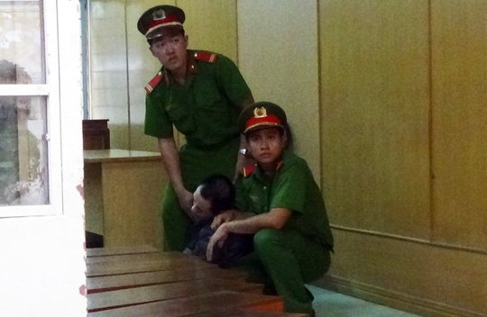 Tướng cướp ngất xỉu khi nghe tuyên án tử hình - 2