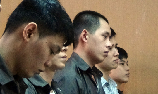 Tướng cướp ngất xỉu khi nghe tuyên án tử hình - 1