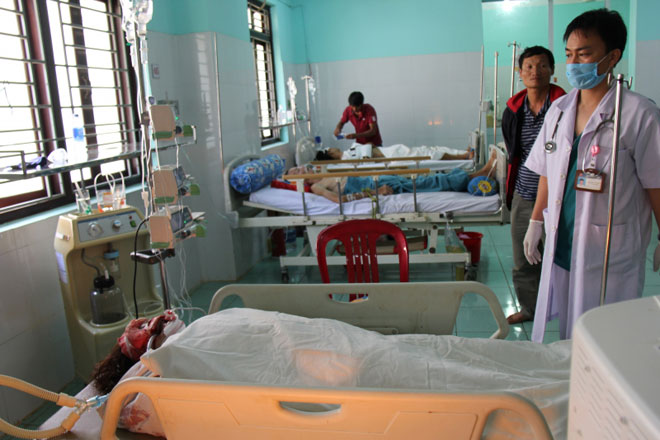 Xe cứu thương bị tai nạn liên hoàn, 6 người thương vong - 2