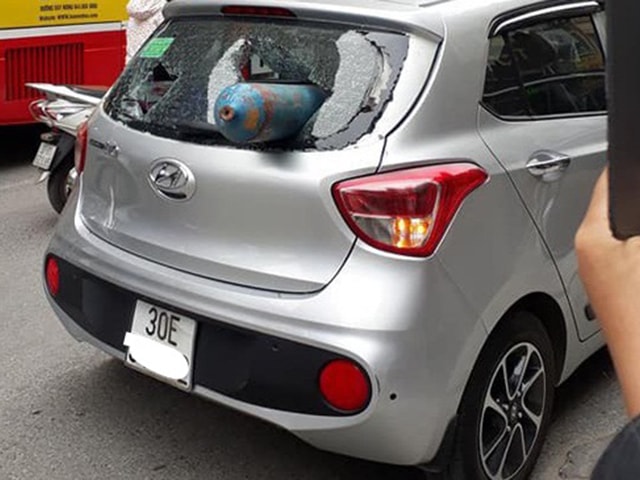 Hyundai Grand i10 bị bình gas bắn vỡ nát kính sau tại Hà Nội
