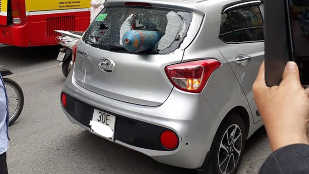 Hyundai Grand i10 bị bình gas bắn vỡ nát kính sau tại Hà Nội - 1