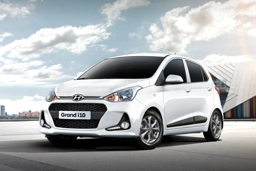 Hyundai Grand i10 bị bình gas bắn vỡ nát kính sau tại Hà Nội - 2