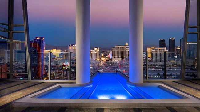 Biệt thự Sky Villa có giá 910 triệu đồng/ đêm tại Khu nghỉ mát Sòng bạc Palms ở Las Vegas rộng hơn 800 m2. Biệt thự bao gồm có bể sục Jacuzzi với sức chứa 12 người, thang máy thủy tinh riêng, sân hiên riêng, phòng mát-xa, phòng tập thể dục, phòng xông hơi khô và dịch vụ quản gia 24 giờ.