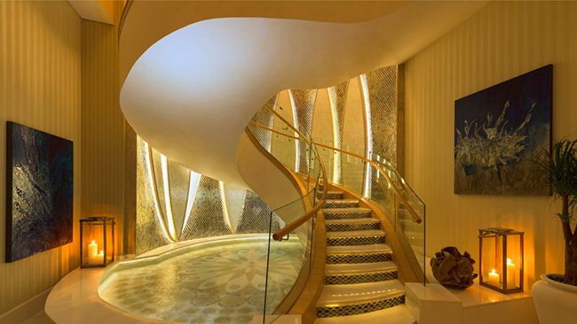 Bộ phòng hoàng gia tại khu nghỉ mát Đảo St. Regis Saddiyat ở Abu Dhabi chi phí 800 triệu đồng/ đêm. Siêu căn hộ này rộng trên 2000 m2 gồm 4 phòng ngủ, rạp chiếu phim riêng, hồ bơi và phòng game. Ngoài ra còn có 1 phòng ăn 12 người,1 phòng khách cùng 1 sảnh lớn bài trí xa hoa.