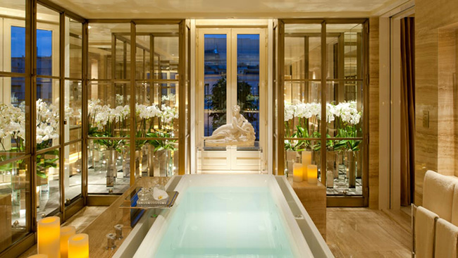 Penthouse Suite  tại Four Seasons Hotel George V ở Paris có giá 700 triệu đồng/ đêm  được trang trí vô cùng xa xỉ. Mỗi phòng ngủ đều có kèm phòng tắm lát đá cẩm thạch lớn với phòng xông hơi ướt, phòng xông hơi khô và chậu vệ sinh dát vàng.