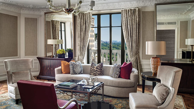 Phòng Presidential tại St. Regis New York City có giá 800 triệu đồng/ đêm với phòng ăn, phòng khách, thư viện bằng gỗ và 3 phòng ngủ. Ngoài ra còn có dịch vụ quản gia và siêu xe Bentley Mulsanne.