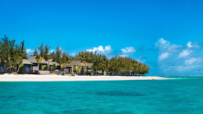 Biệt thự St. Regis Villa tại khu nghỉ dưỡng St. Regis Mauritius vừa được khai trương với mức giá 680 triệu đồng/ đêm. Ngoài 4 phòng ngủ còn có 4 hồ bơi nước nóng, quầy bar, 2 phòng khách, văn phòng và phòng tập thể dục, biệt thự cũng có lối đi riêng ra bãi biển.