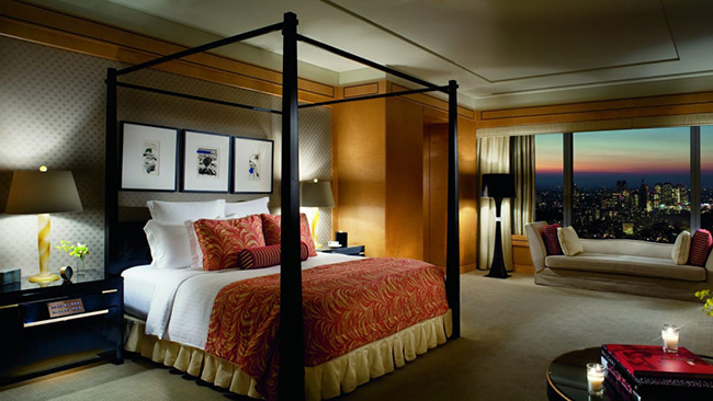 Siêu căn hộ được thiết kế bởi Frank Nicholson tại khách sạn Ritz-Carlton Tokyo có mức giá 460 triệu đồng/ đêm đi kèm với giường cỡ King, khăn trải giường của Frette, dãy phòng riêng và phòng ăn 16 chỗ ngồi.