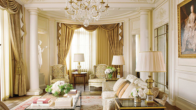 Một phòng ngủ Royal Suite tại Four Seasons Hotel des Bergues Geneva có mức giá 305 triệu đồng/ đêm với trần nhà cao và cửa sổ có tầm nhìn tuyệt vời ra Hồ Geneva. Phòng tắm chính được lát đá cẩm thạch.