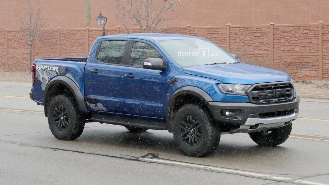 Ford Ranger Raptor 2018 ra mắt với tem thùng sau bắt mắt hơn - 1