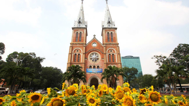 Nhà thờ Đức Bà Sài Gòn: Nằm ở trung tâm Quận 1 của thành phố Hồ Chí Minh, nhà thờ được xây dựng từ năm 1863 đến 1880 bởi thực dân Pháp. Kiến trúc của công trình là sự kết hợp giữa phong cách Á Đông và châu Âu.