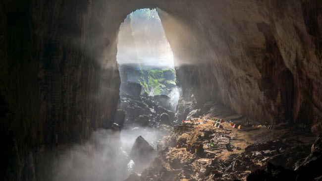 Vườn quốc gia Phong Nha-Kẻ Bàng: Nơi đây là thiên đường dành cho những du khách khám phá hang động. Khu bảo tồn này có hơn 300 hang động trong dãy núi đá vôi, rừng nhiệt đới và dòng sông ngầm.