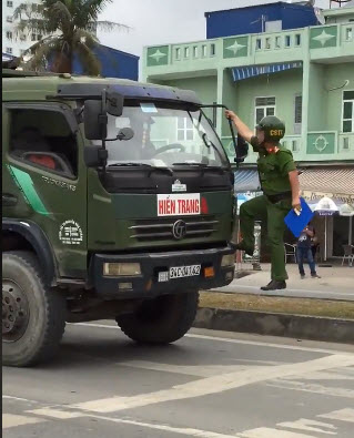 Công an nói gì về clip cảnh sát bám trên đầu xe tải gây xôn xao mạng xã hội? - 1