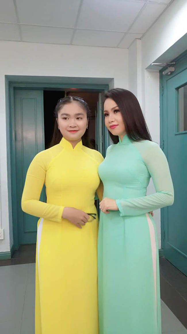 Thiện Nhân và Cẩm Ly cùng diện áo dài trong một chương trình gần đây. Ca sĩ sinh năm 2002 tâm sự, áo&nbsp;dài truyền thống là trang phục em yêu thích nhất mỗi khi buổi diễn trên sân khấu.