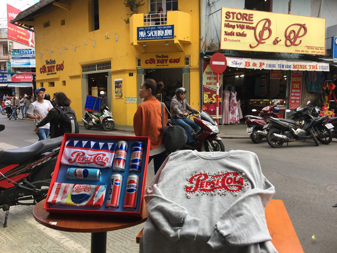 Đà Lạt: Từ khách du lịch đến dân địa phương đổ xô đi săn quà 120 năm có 1 - 4