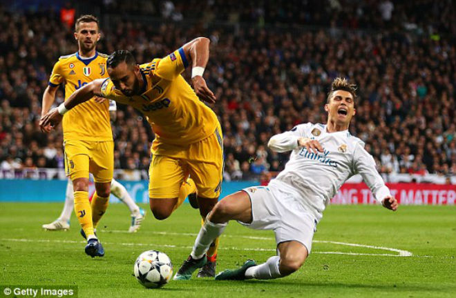 Ronaldo &#34;thánh vấp cỏ&#34; hóa người hùng 11m, Real thoát hiểm trước Juventus - 4