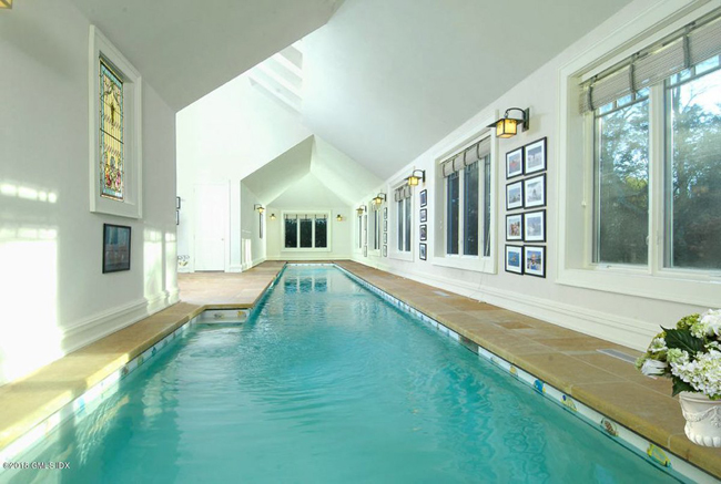 Nếu hồ bơi ngoài trời quá lạnh thì đã có hồ bơi trong nhà