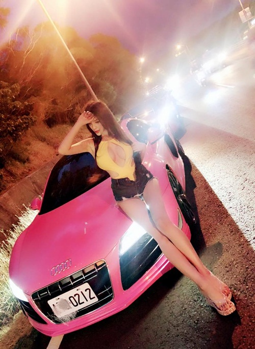 Hot girl sở hữu siêu xe Audi R8 gây xôn xao vì quá gợi cảm - 1