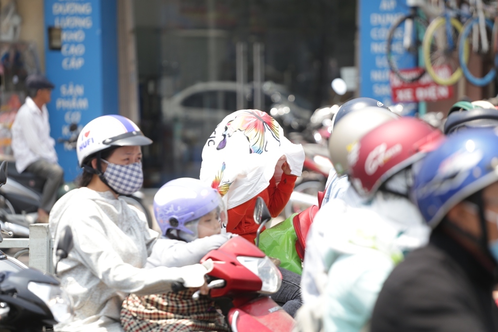 Nắng nóng gay gắt, người Sài Gòn như “thở ra lửa” - 3