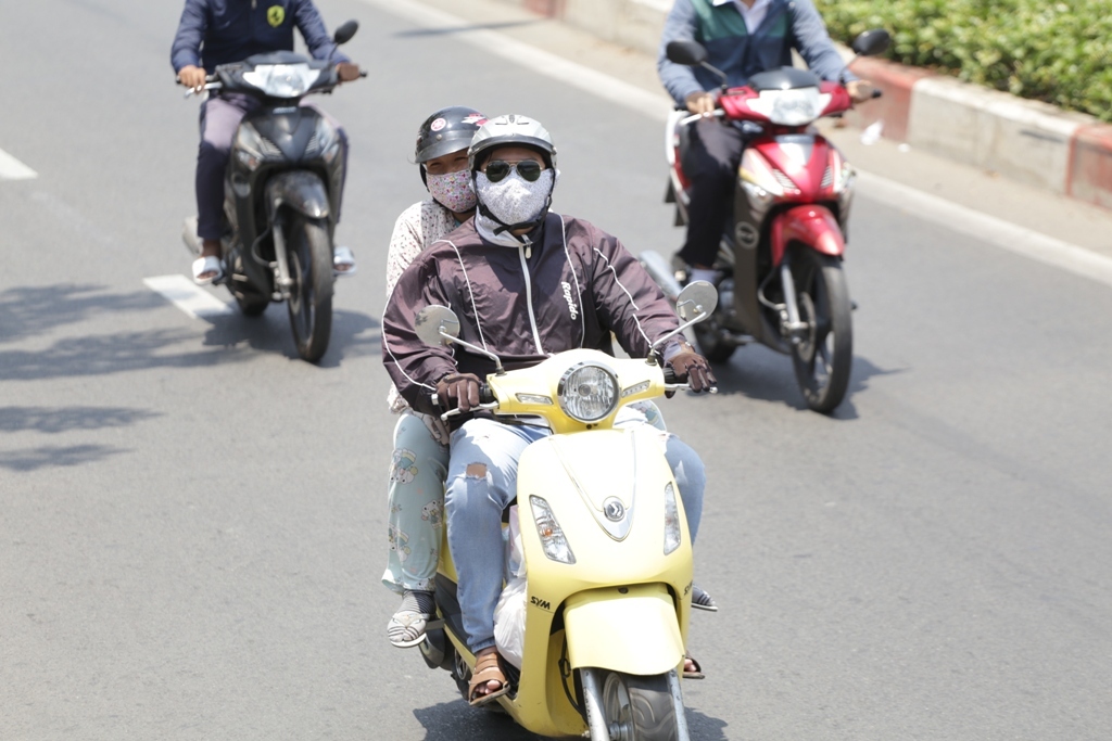 Nắng nóng gay gắt, người Sài Gòn như “thở ra lửa” - 4