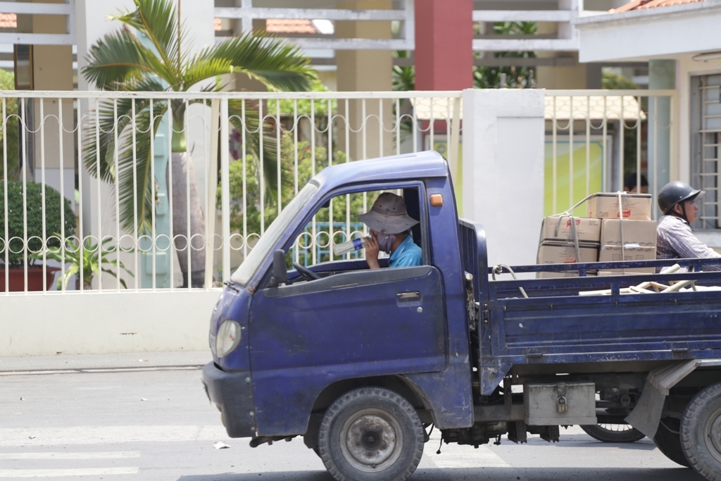 Nắng nóng gay gắt, người Sài Gòn như “thở ra lửa” - 5