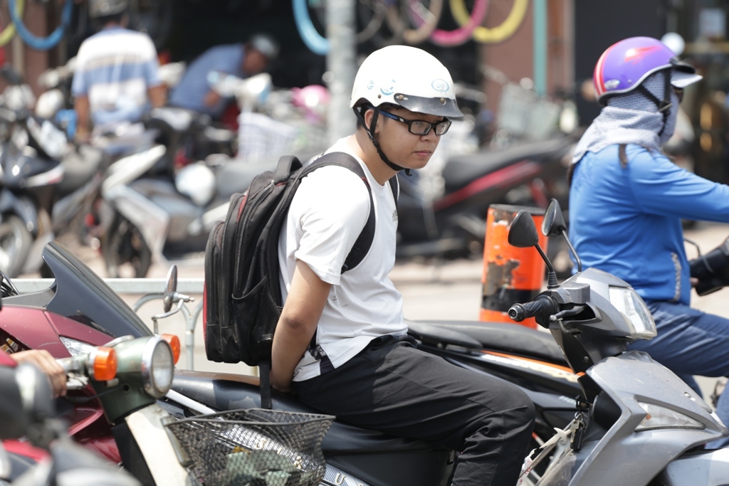 Nắng nóng gay gắt, người Sài Gòn như “thở ra lửa” - 8