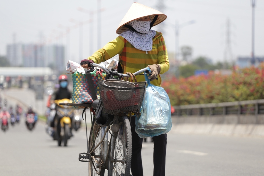 Nắng nóng gay gắt, người Sài Gòn như “thở ra lửa” - 9