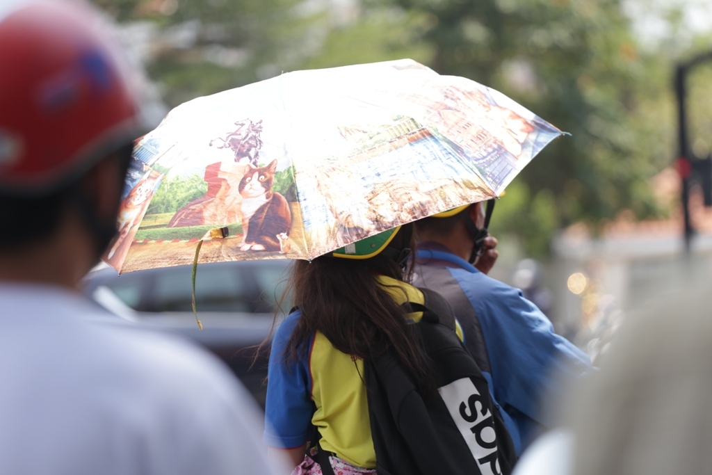 Nắng nóng gay gắt, người Sài Gòn như “thở ra lửa” - 6